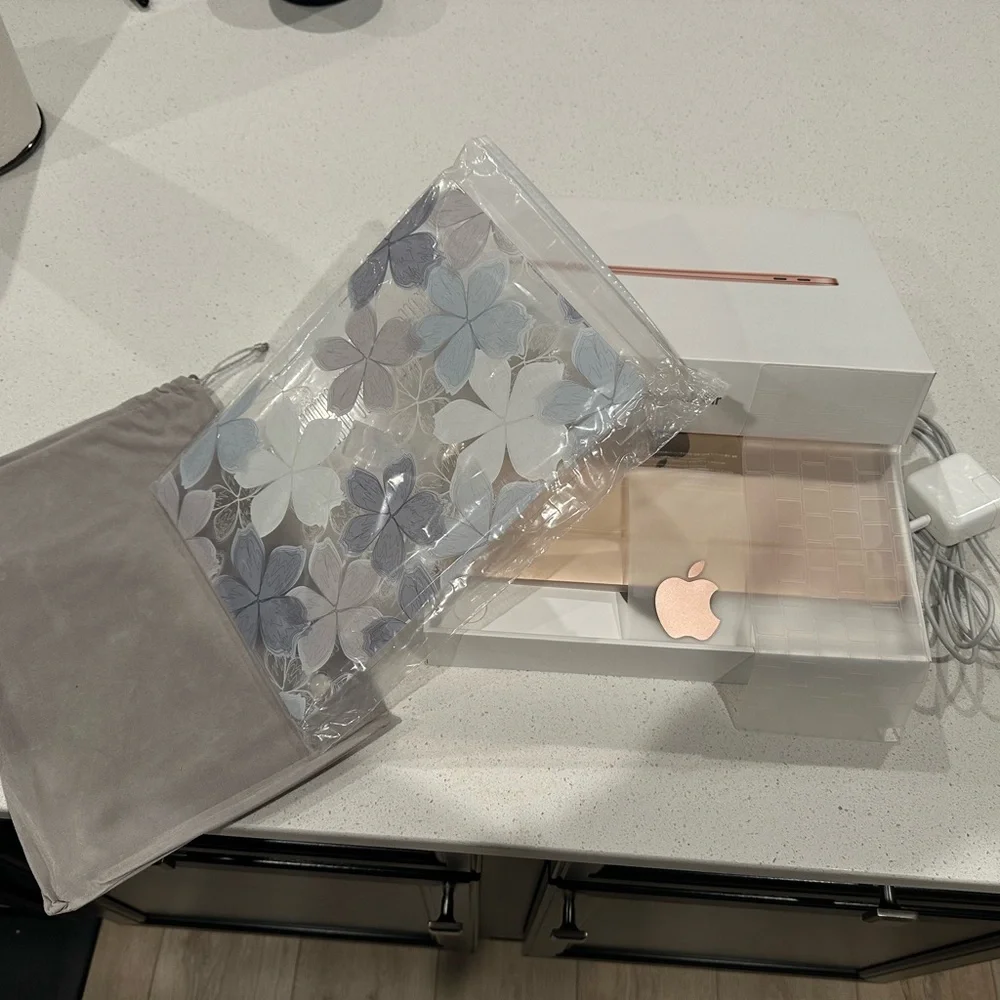 2020 MacBook Air - Perfect Working Condition w/accessories and original box